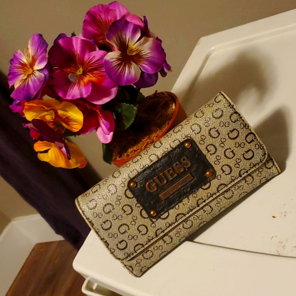 Guess est 1981 wallet